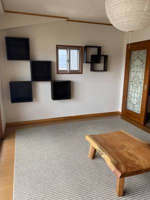 小窓や飾り棚付LD。Kにつながる扉はステンドグラスを使用。