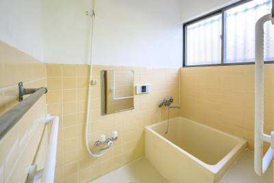 リフォーム済みのお風呂。シャワー・カランは新品交換済みです。