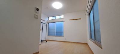 2面窓があり、日当たり良好です