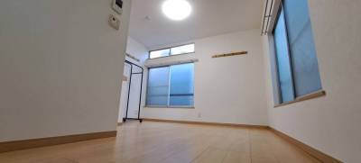 ２面採光で昼間は充分な明るさ！