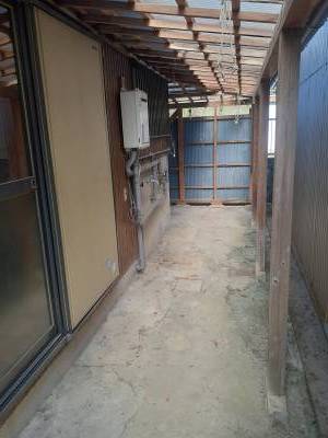 家の側面や裏側も屋根付きで自転車や物がたくさん置けます！