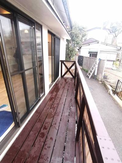 南向きで陽当たり抜群。そのままウッドデッキに出られます