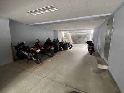 バイク駐車場LL4400円/月、M3300円/月ご利用可。