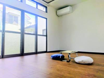 大きな窓と白基調が映える、明るい洋室