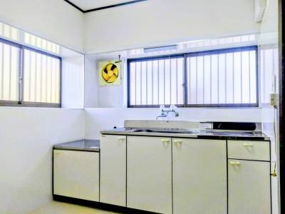 収納が多く、調理器具やストック品がすっきり収まります