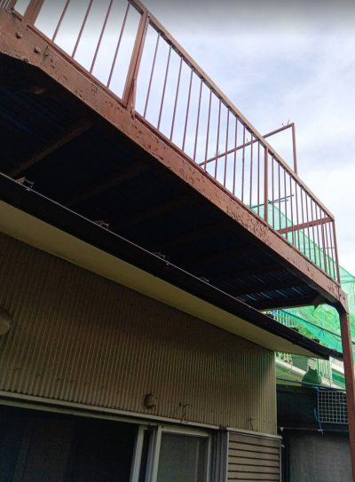 ベランダを下から