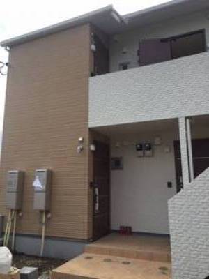庭には人工芝があり、ワンちゃんと遊べます。