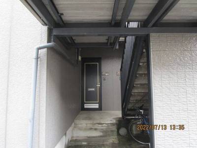 階段から玄関を撮影　右側が２０２号室　無償で鍵を交換