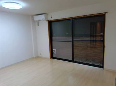 リビング扉を開けるとゆったりLDK♪安心シャッター付き