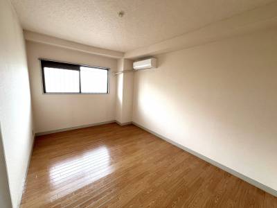もう一つの洋室。エアコン付いています。
