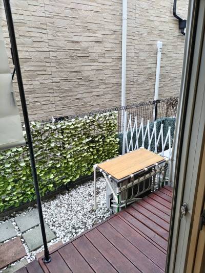 ベランダ（室外機の上にプランターなどを置けます）