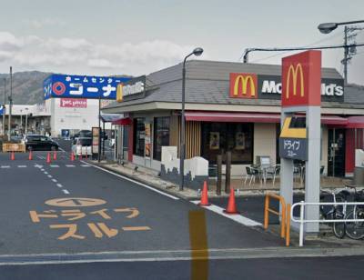 マクドナルドやホームセンターコーナンは車で2分ほど。