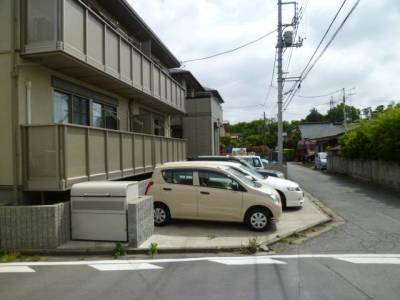 南側に駐車場と道路があり眺望も良好です