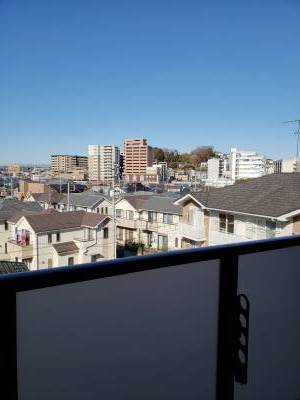 閑静な住宅地で鶴川駅迄4分、最上階で眺望も良好