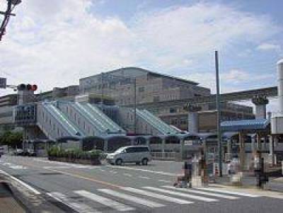 阪急電鉄とモノレールの駅が一体化し、大きな駅舎です。