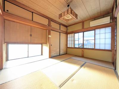 2階中の和室。南・東の二面採光で日当たり良好♪