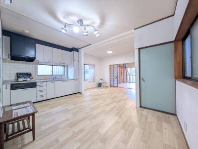 1階LDK。白基調で明るく広々したお部屋です♪