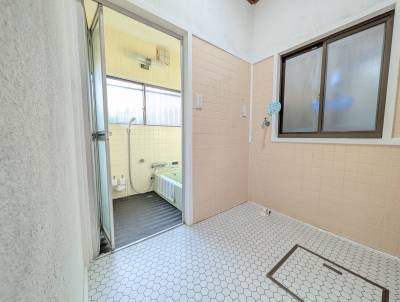 脱衣・洗濯スペース。お好みの洗濯機をお使いいただけます♪