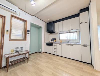 1階のシステムキッチン、たっぷり収納が魅力的♪