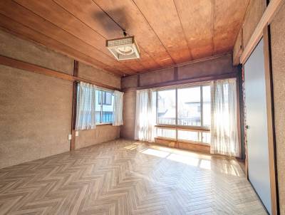 2階南の洋室。独立したお部屋で、仕事や趣味に集中できます♪