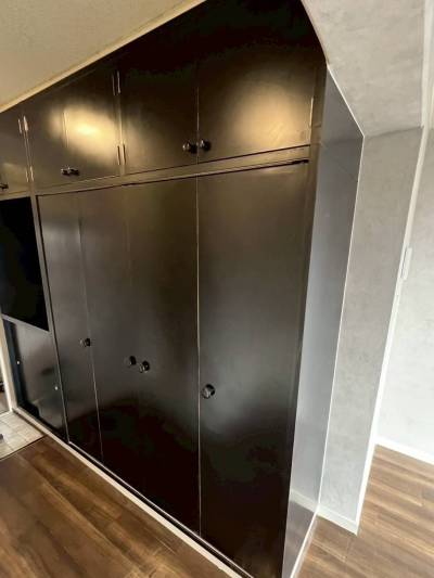 黒い大容量収納で部屋の雰囲気を引き締めます。収納力も抜群