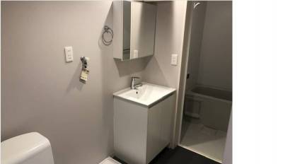 独立洗面台です。
鏡裏に収納があります。