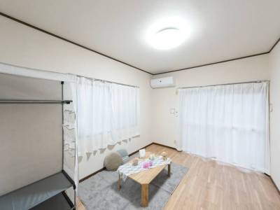 レースカーテン、ハンガーラック等備え付け♪