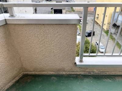 清掃済みバルコニー・床面に既存亀裂あり