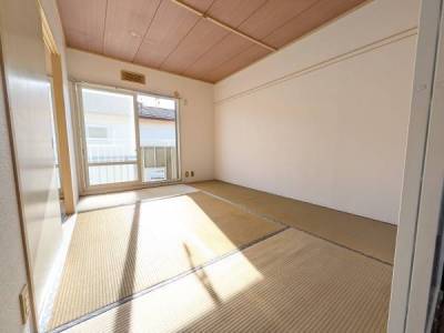和室キッチンから左側です