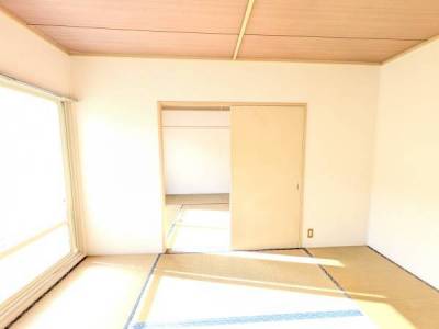 和室キッチンから左側の日当たりです。良いですね。