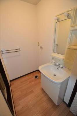 洗面台の横には、洗濯機も十分に置けるスペースがあります。

