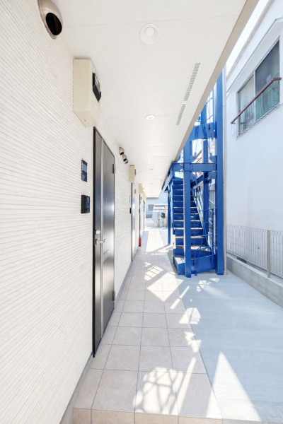 アパートのエントランスです。階段が青いです。