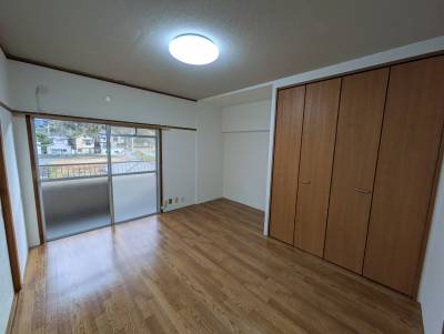 左側の戸を開けると隣の洋室につながり、開放感があります。