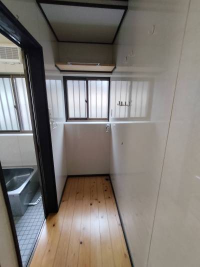 脱衣場兼洗濯機置場