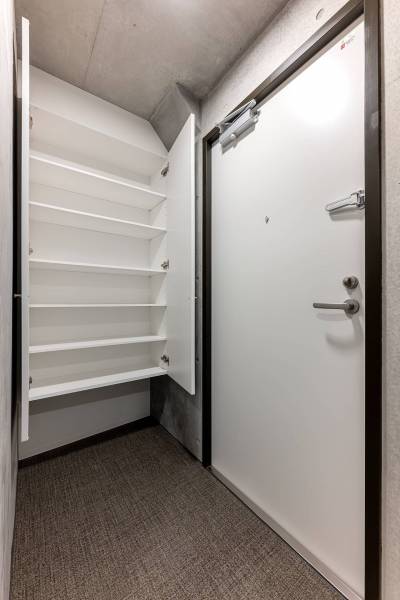 玄関横のシューズボックスは容量たっぷり。