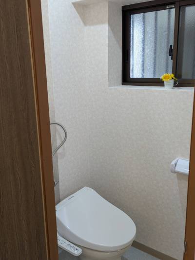 トイレは窓付き！ウォシュレットも完備