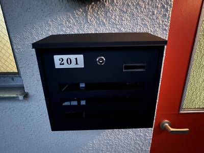 お部屋のすぐ外に専用ポストがあります