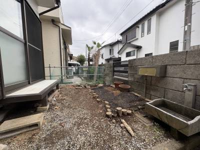 １階和室前の小庭。家庭菜園も可能です。