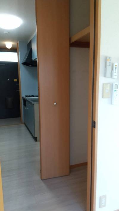 廊下とキッチン横のクローゼットです（三つあるうちの一つ）