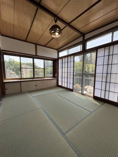日当たり良好なリビングです。床＆壁リフォームしました。