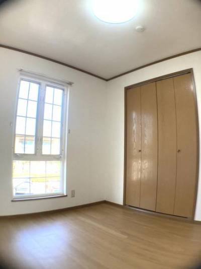 北側の洋室は窓が大きくて明るい☆