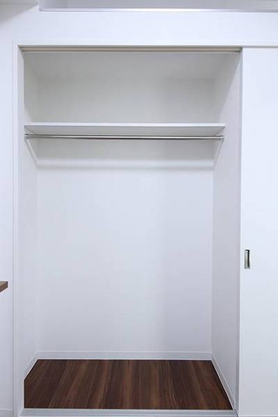 洋室の大容量クローゼットの一角には猫ちゃん用トイレスペース。