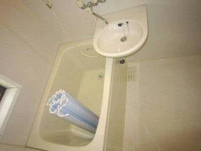 浴室はミラーキャビネット付だから毎日の身だしなみもバッチリ♪