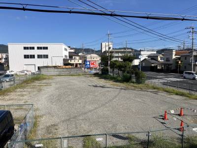 向かいは駐車場で明るいです
