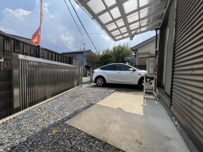 駐車場にも日向ぼっこも可能