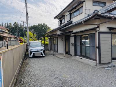 南向きで日当たり良好。広い庭と軒があり洗濯も干しやすい。