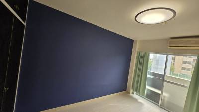 お部屋にハンガーフック、玄関に姿見鏡付いています