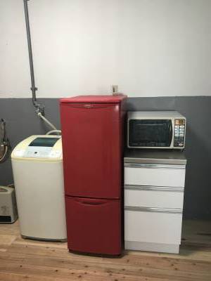 洗濯機、冷蔵庫、電子レンジ
基本的な食器、調理器具付き