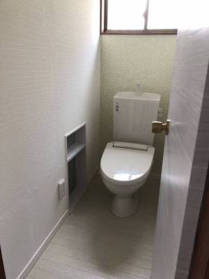 1Fトイレ、お掃除道具は壁収納に置いて床掃除もラクラク♪