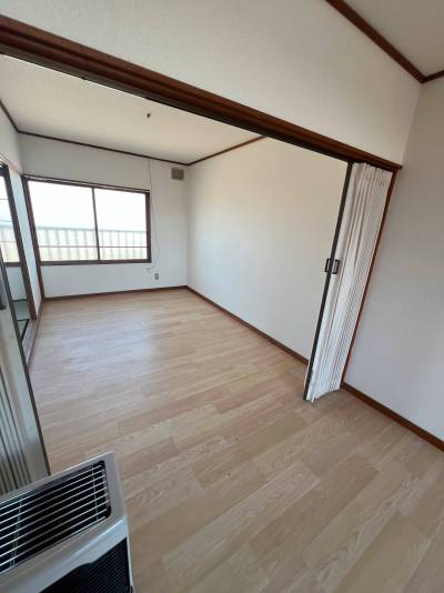 カーテンレールで区切っているので１LDKとしての利用も可